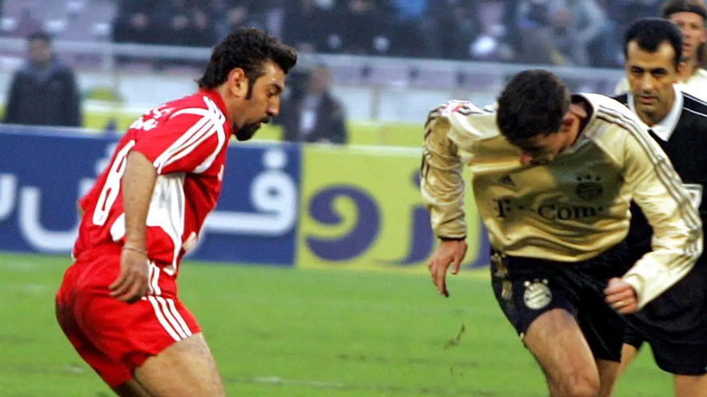 Ali Ansarian i aktion mod Bayern Münchens Roy Makaay i 2006.