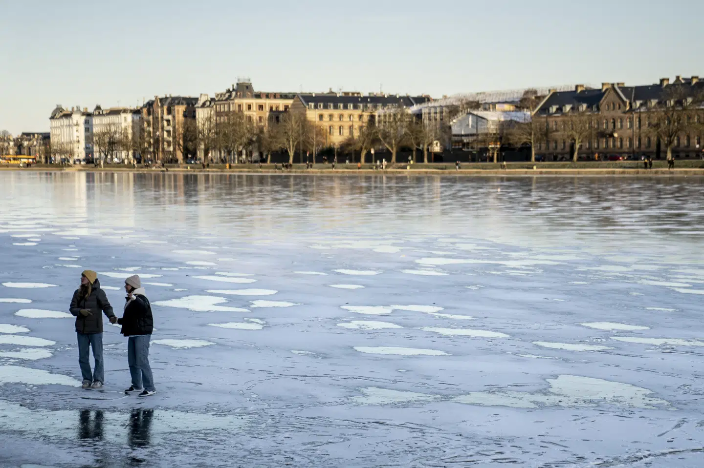 Isen på Søerne i København er ikke sikker. Alligevel har folk både fredag, som det ses på billedet, og lørdag færdedes på isen.