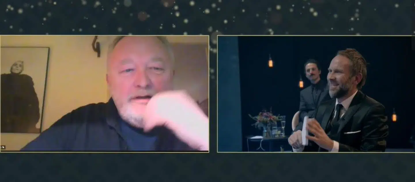 Bjarne Henriksen var med hjemmefra.Til højre ses Robert prisens vært Søren Høy,