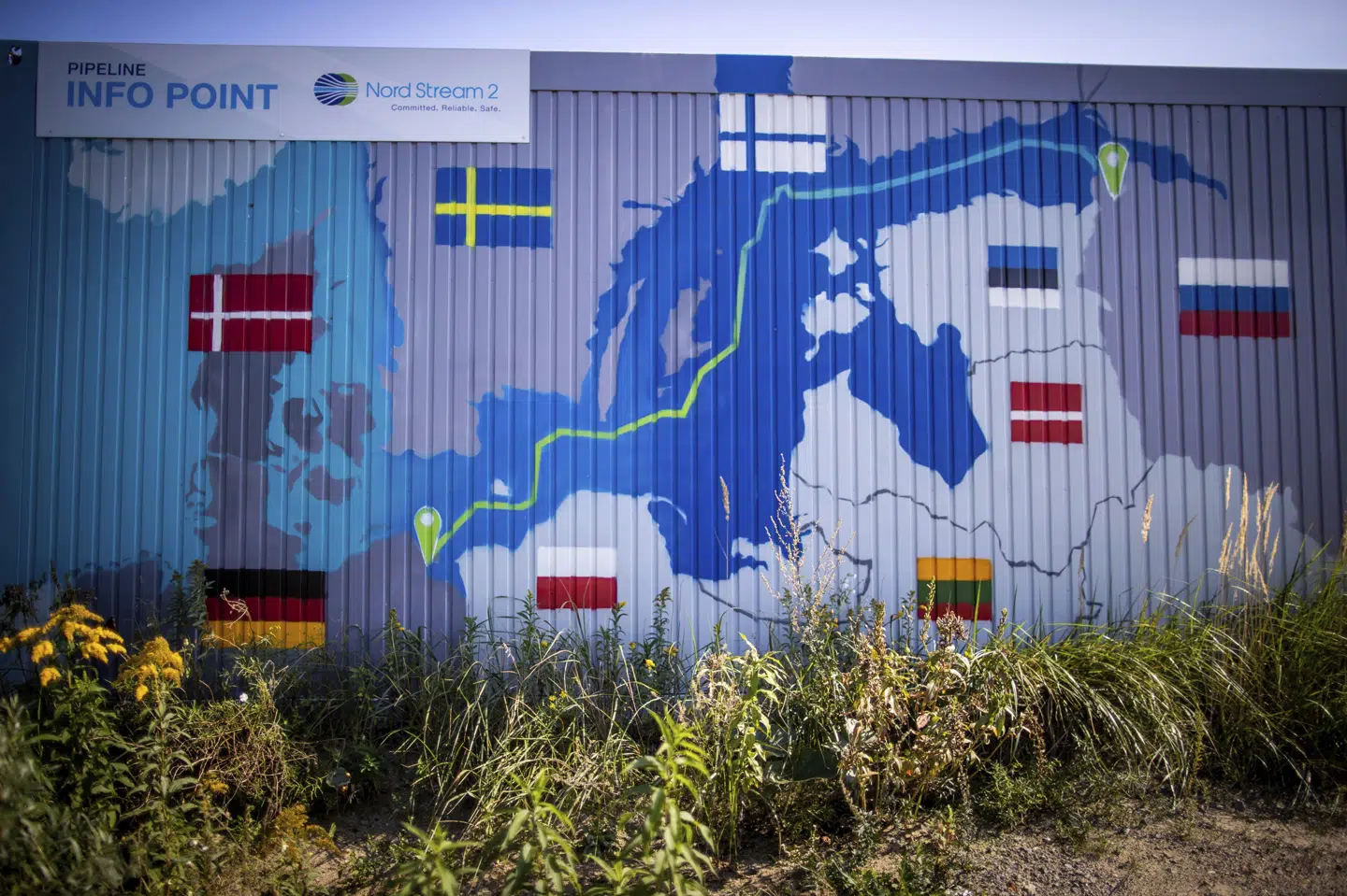 På stationen i Meckelnburg-Vorpommern, hvor den russiske gas skal ankomme, er der på en container opmalet de områder i Østerøsen, hvor den tysk-russiske gasledning Nord Stream 2 løber på havbunden. Bornholm ligger lige på vejen. Jens B''ttner/Ritzau Scanpix