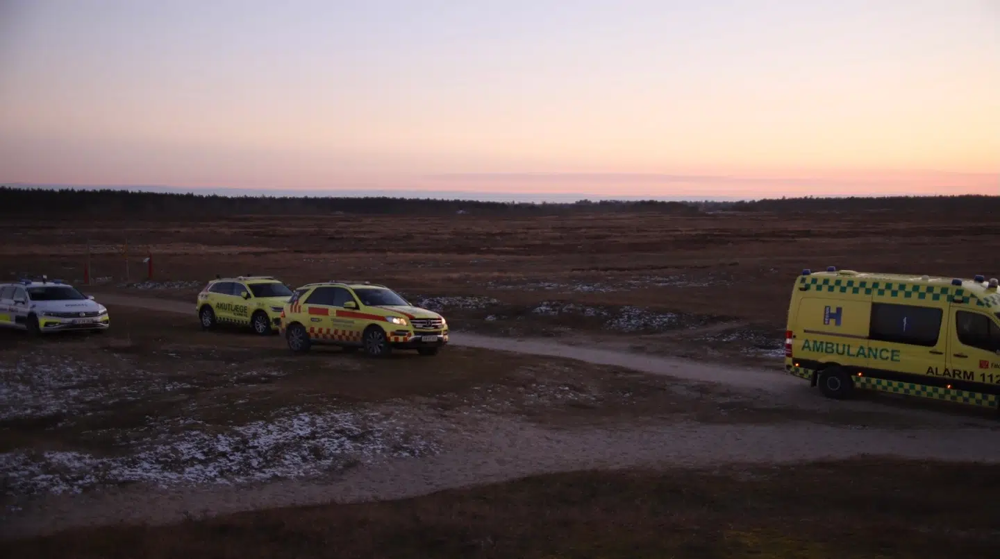 Her ses ambulance og biler fra Falck ved stranden på Liseleje. Foto: presse-fotos.dk