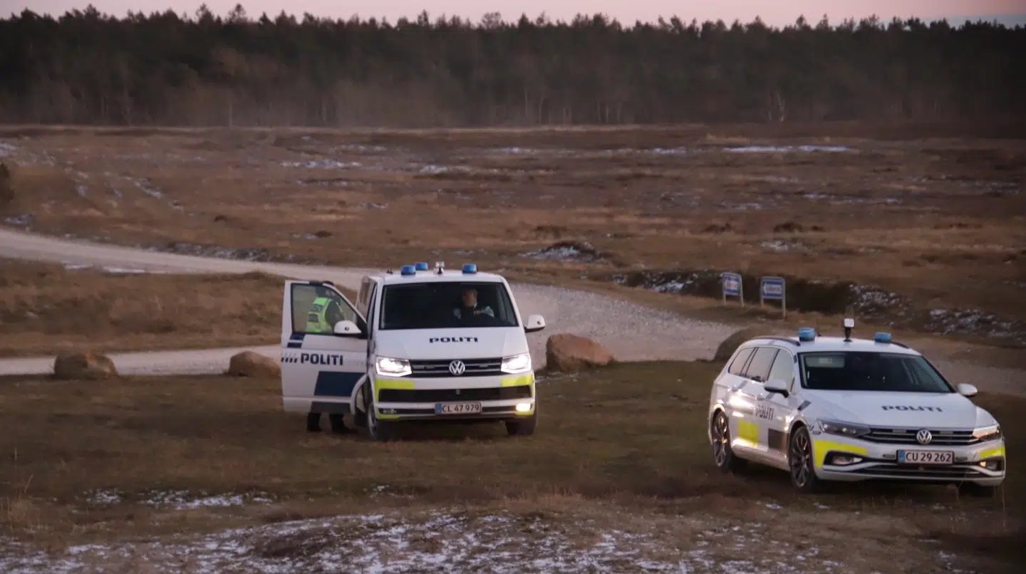 Der var både politibiler, Falckbiler og ambulance på stranden nær Liseleje. Foto: Presse-fotos.dk