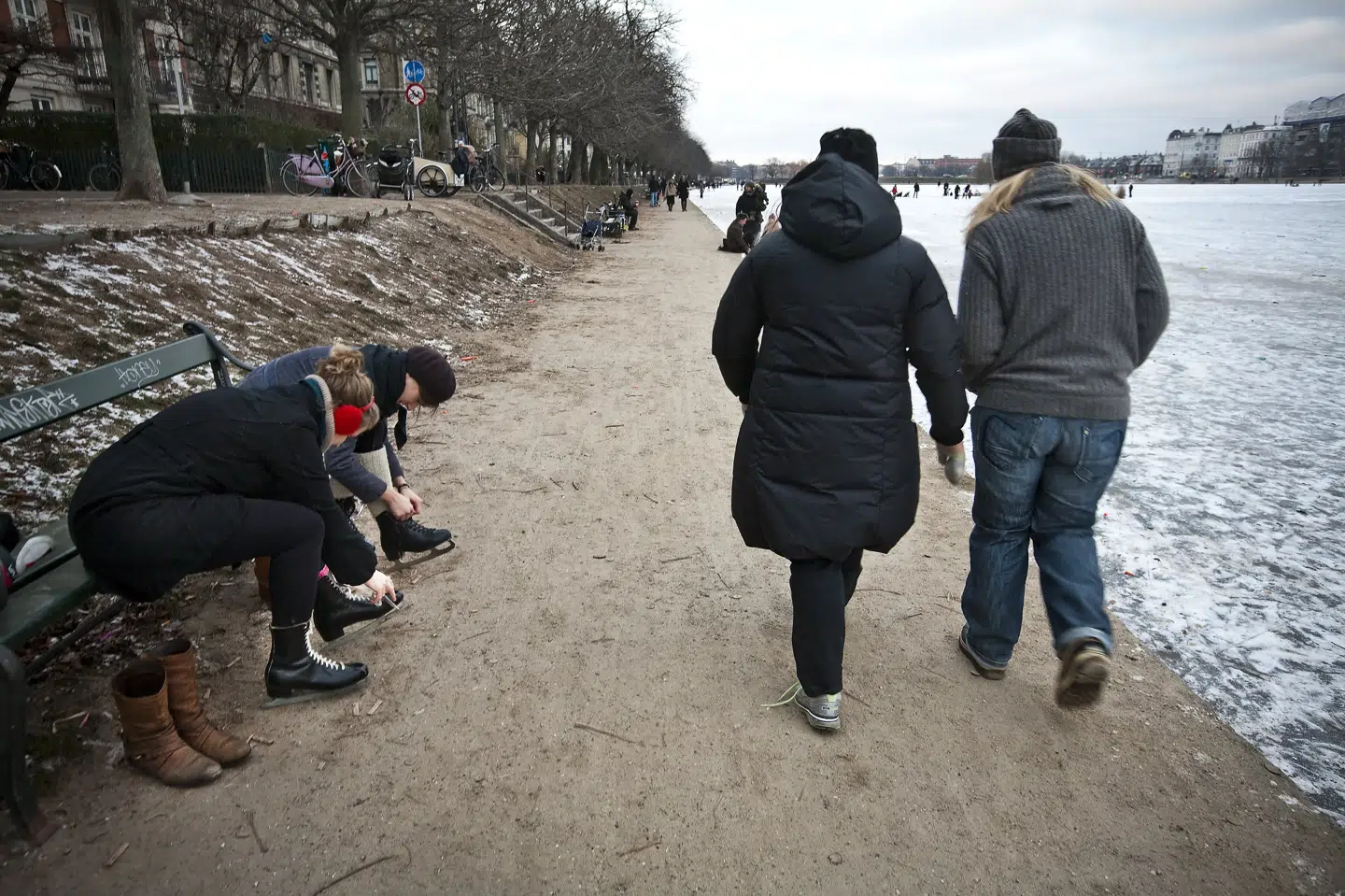Isen er for tynd på søerne i København, til at man må gå ud på den. Billedet her er fra et tidligere år. (Arkivfoto) Niels Ahlmann Olesen/Ritzau Scanpix