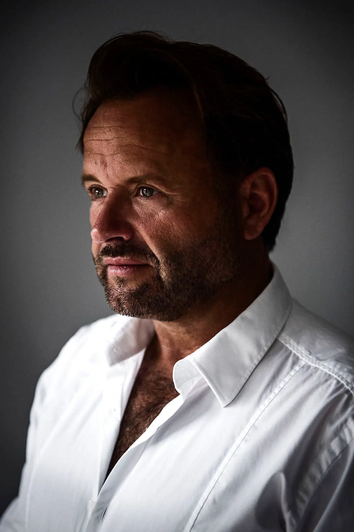 Efter mange års uro, har Dennis Knudsen som 57-årig og snart far til to, fundet sig godt til rette i livet.