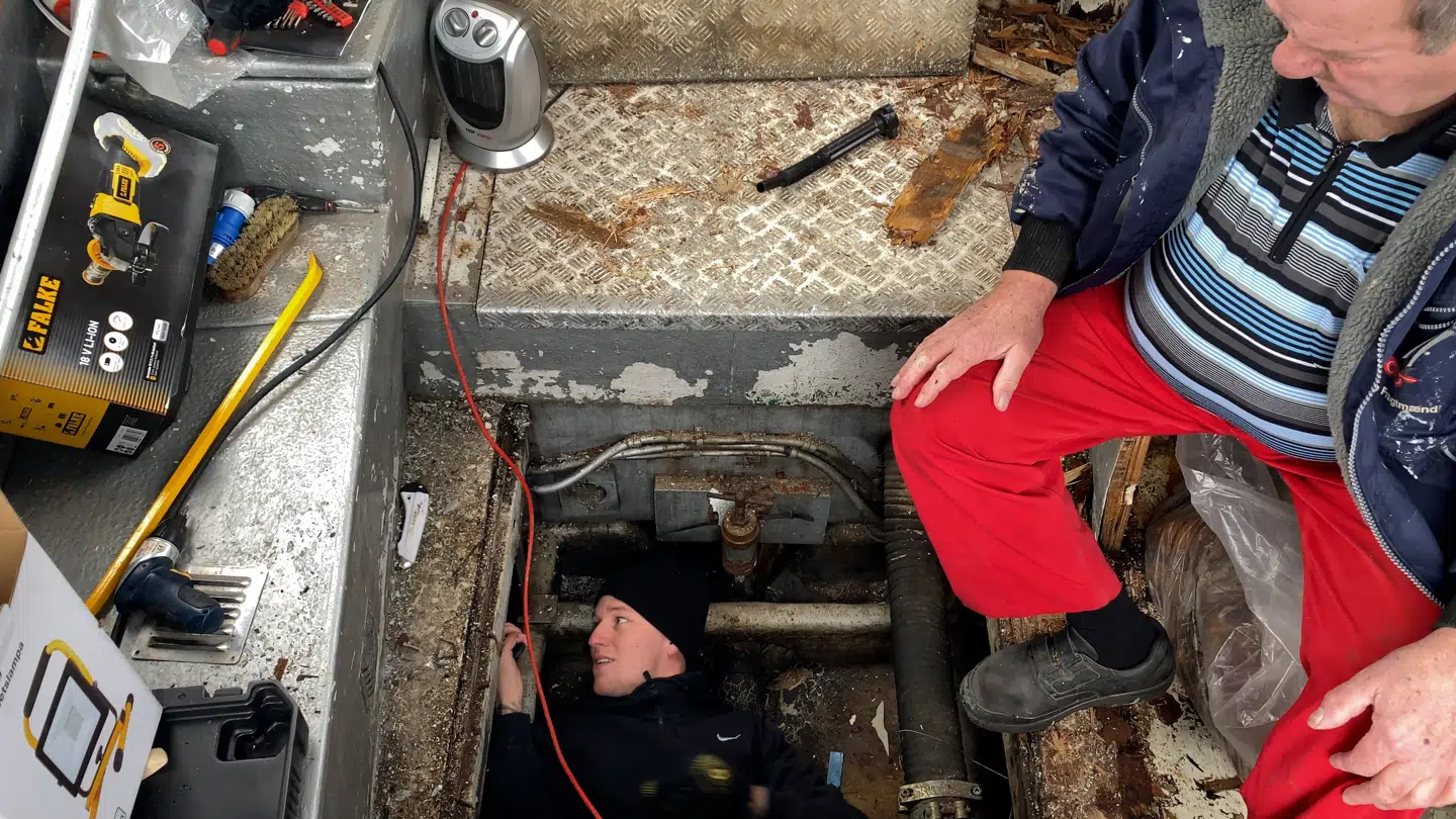 Det er meget rart med en ung mand, når bådens tilstand skal undersøges ordentligt.