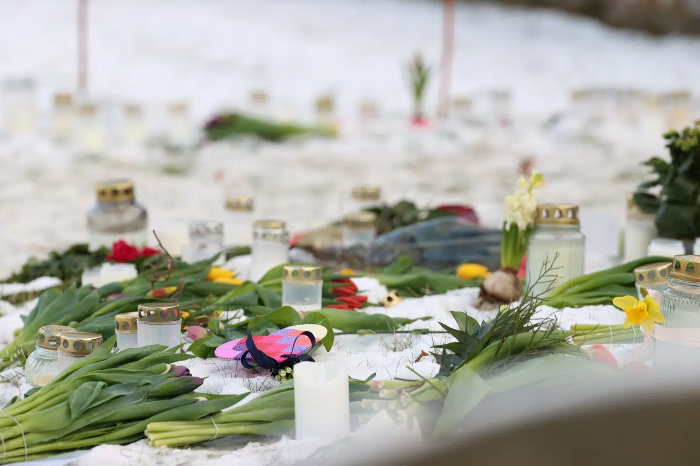 En hjerteformet perleplade er blevet lagt uden for kirken.