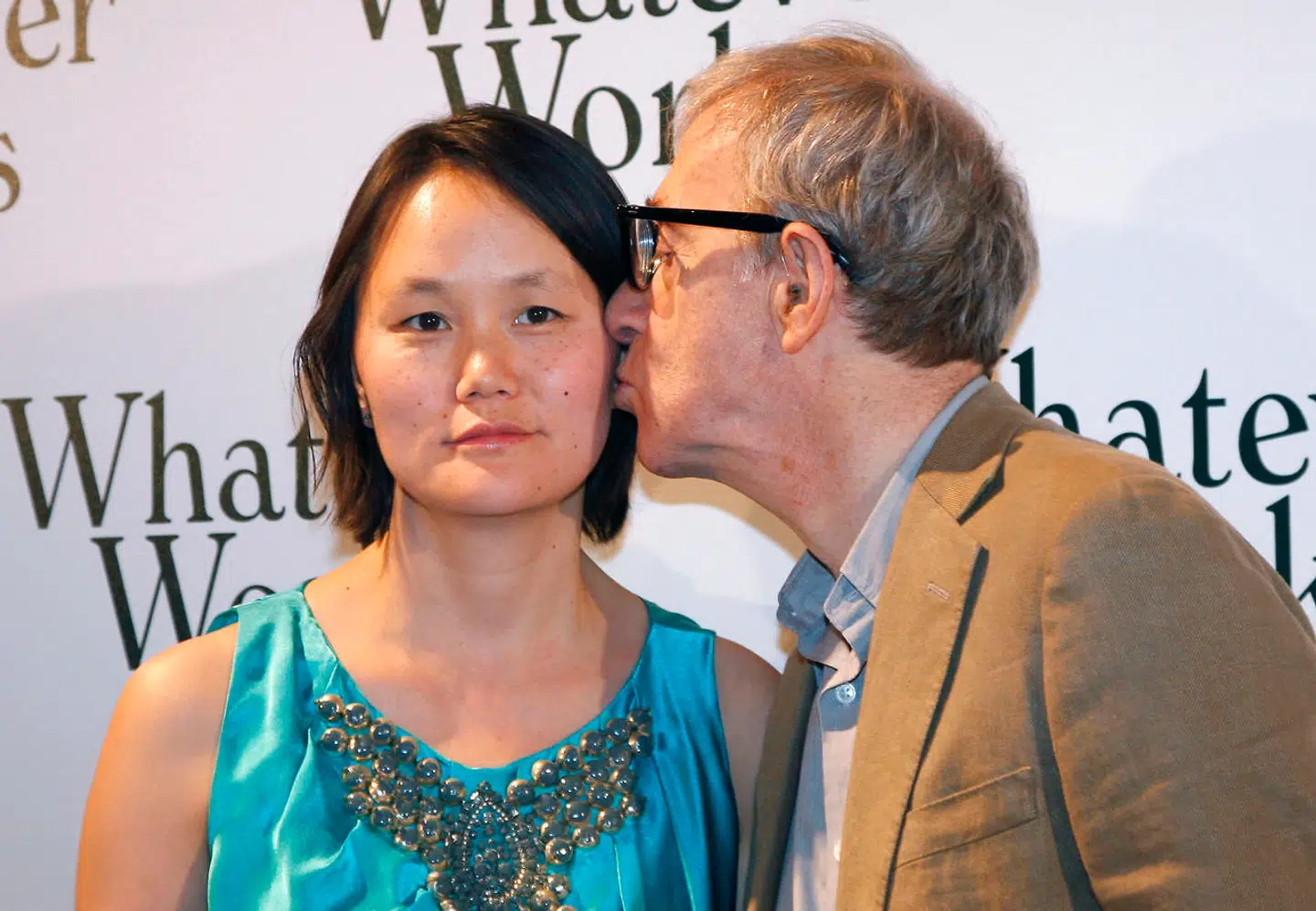 Woody Allen kysser sin kone, og sin ekskones adoptivdatter, Soon-Yi Previn på kinden. AFP PHOTO PATRICK KOVARIK