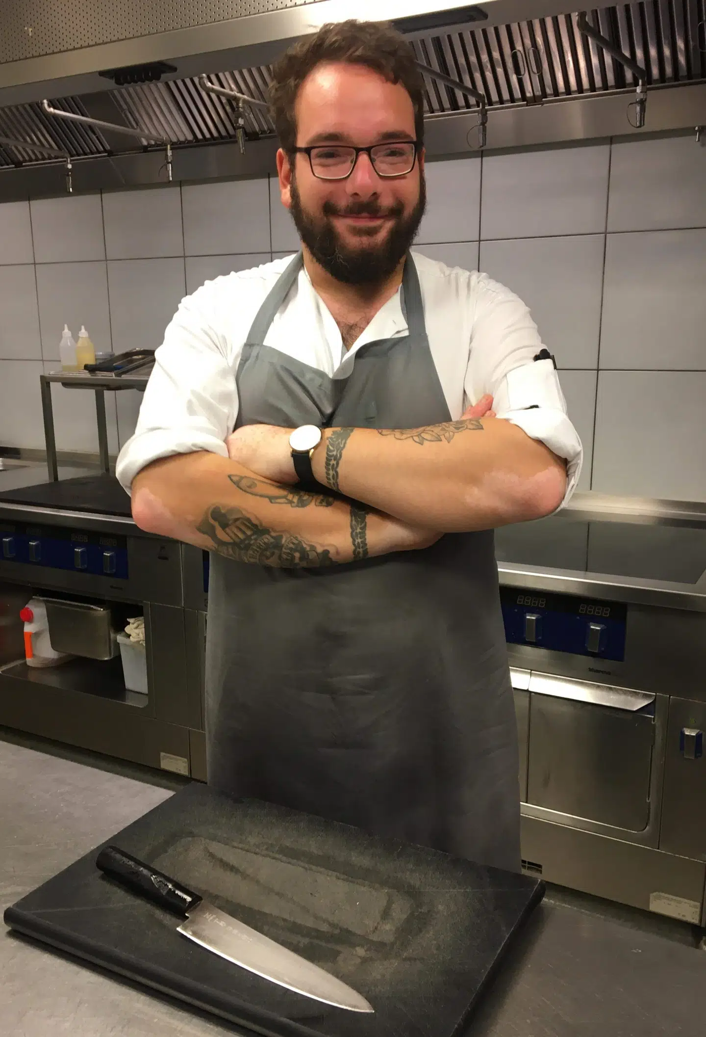 Kokkeeleven Louis Sattari er nødt til at få sine kolleger til at hjælpe med at smage til.