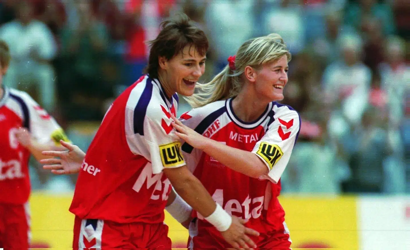 240994/ NPF / FOTO CLAUS FISKER/ EM KVINDEHÅNDBOLD TYSKLAND / DANMARK UNGARN 29-28. ANJA ANDERSEN OG RIKKE SOLBERG JUBLER EFTER KAMPENS AFSLUTNING.
