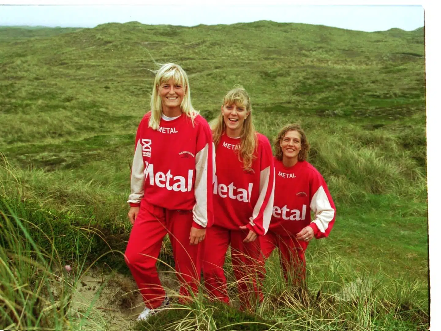 Landsholdspillerne Rikke Solberg, Maybrit Nielsen og Gitte Madsen (fra vth) i klitterne ved Vorupør i Thy efter onsdagens pressemøde. Torsdag spiller de i Thisted landskamp mod Norge. NORDFOTO 1995