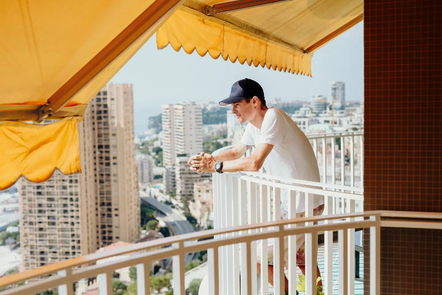 Jakob Fuglsang på sin terrasse i hjemmet i Monaco.