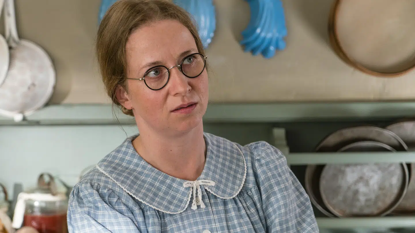 Ulla Vejby som Edith i 'Badehotellet'.