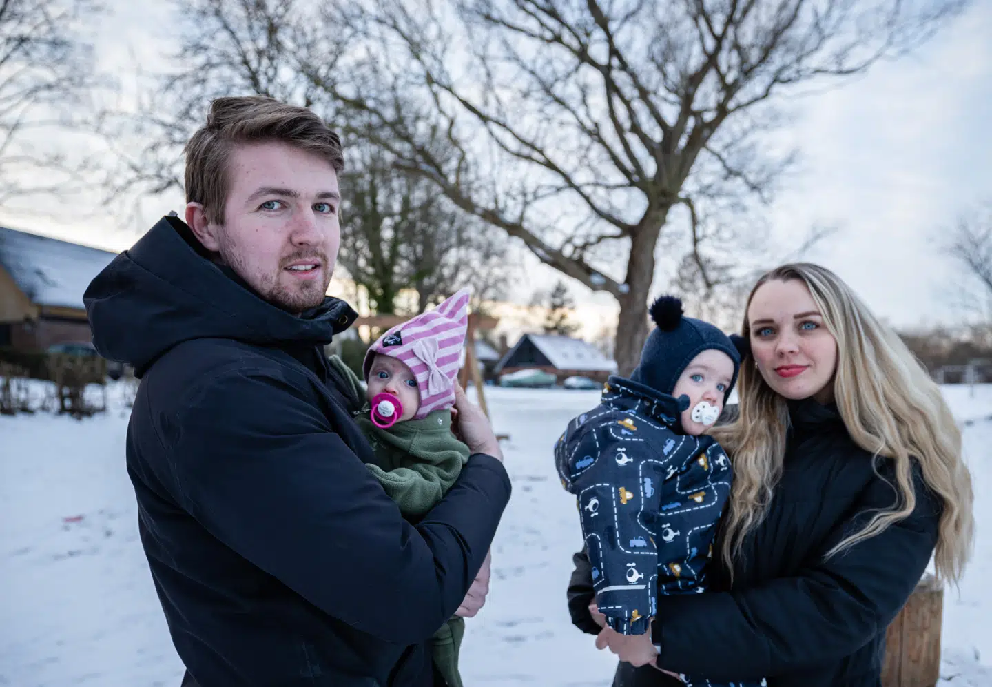 Familien på tur ude i sneen