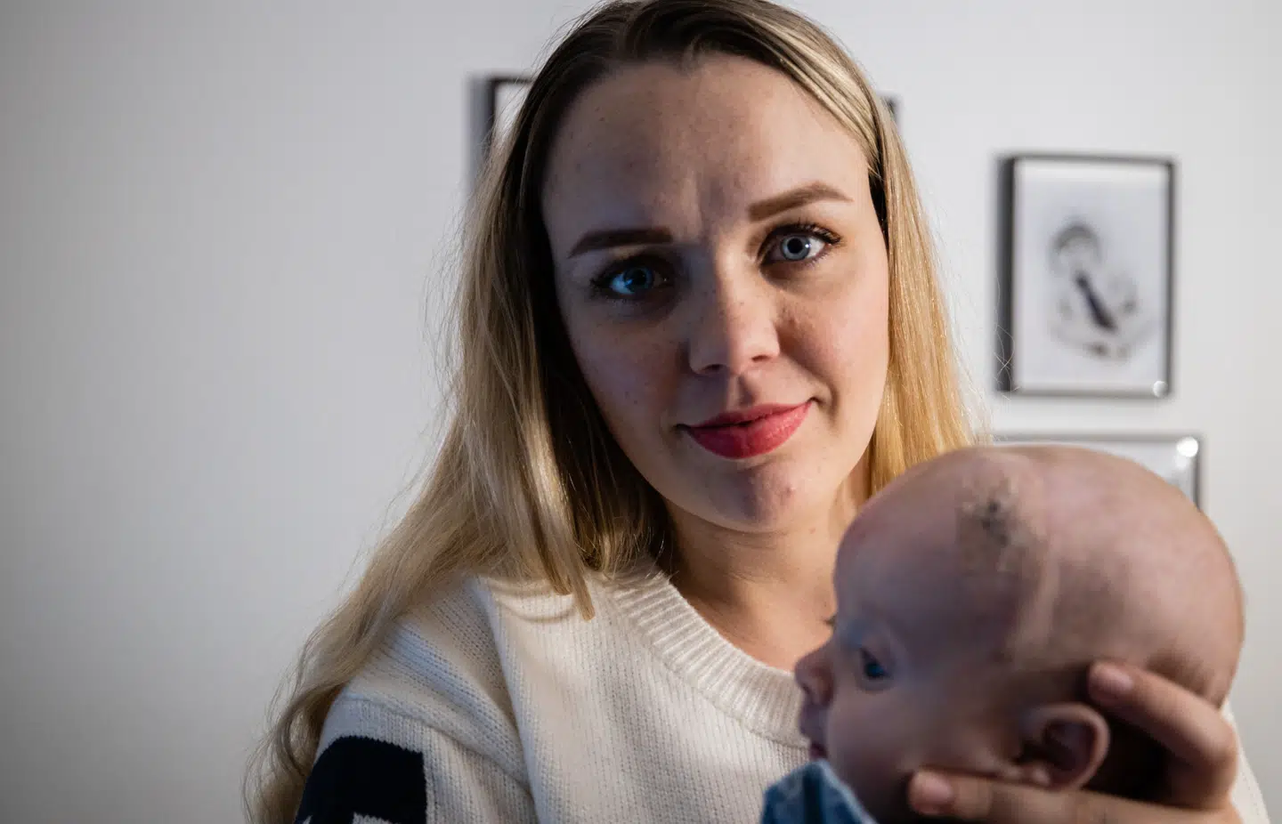 Katja med sin nyfødte datter