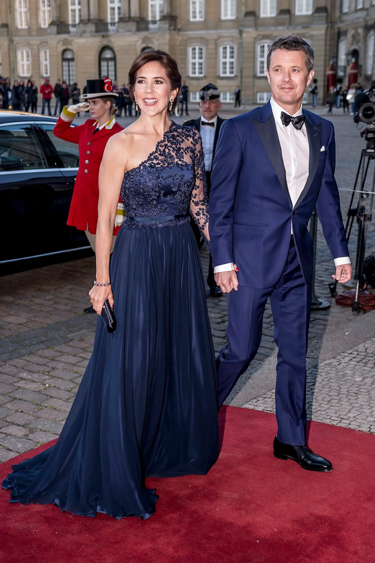Kronprinsesse Mary og Kronprins Frederik ankommer til middag i anledning af prinsesse Benediktes 75-års fødselsdag på Amalienborg i København.