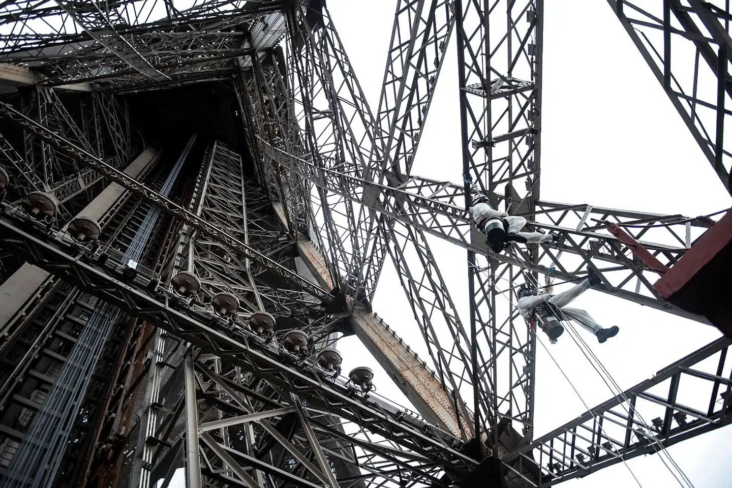 De er i gang med at male Eiffeltårnet, så det bliver specielt smukt til OL, der holdes i Paris i 2024.