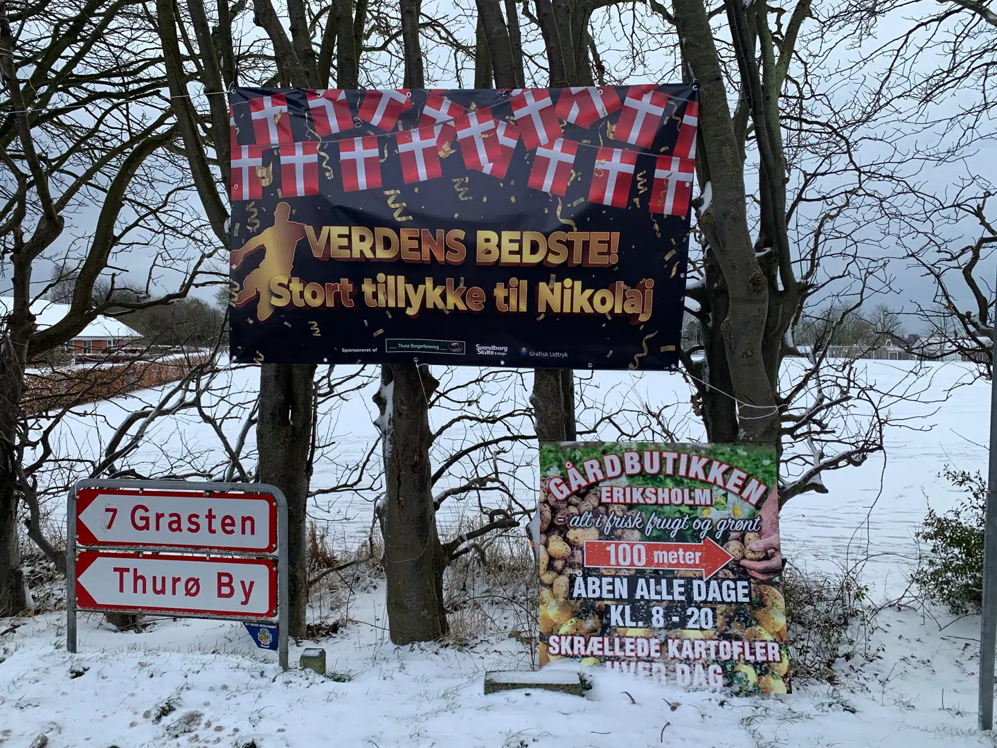Banneret, der mandag aften bød guldtræneren Nikolaj Jacobsen velkommen hjem til Thurø, hænger stadig i T-krydset, som man ikke kan undgå, når man kører op på øen fra dæmningen mod fastlandet.Foto: Jens Anton Havskov