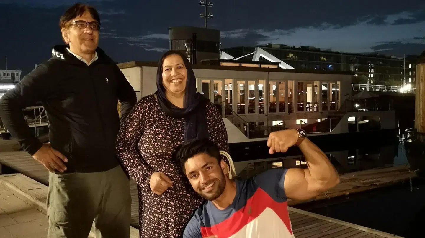 Yamma Ahamadza sammen med sine stolte forældre. Vedkommende, der dræbte Yamma, slog ikke kun ham ihjel – vedkommende slog en hel familie ihjel, siger Yammas mor.