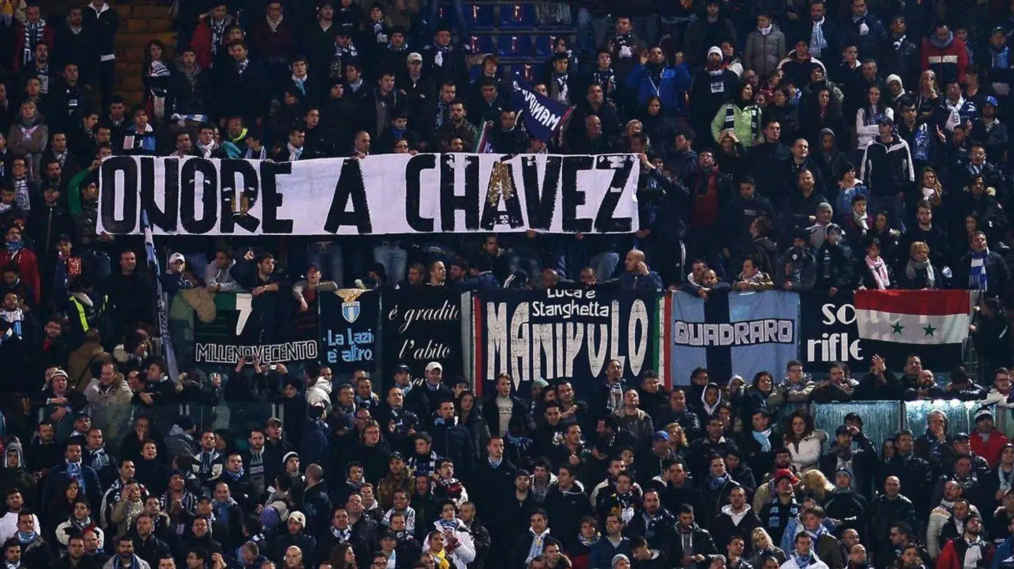 Her hylder Lazios fans den tidligere venezuelanske præsident Hugo Chavez med et banner.
