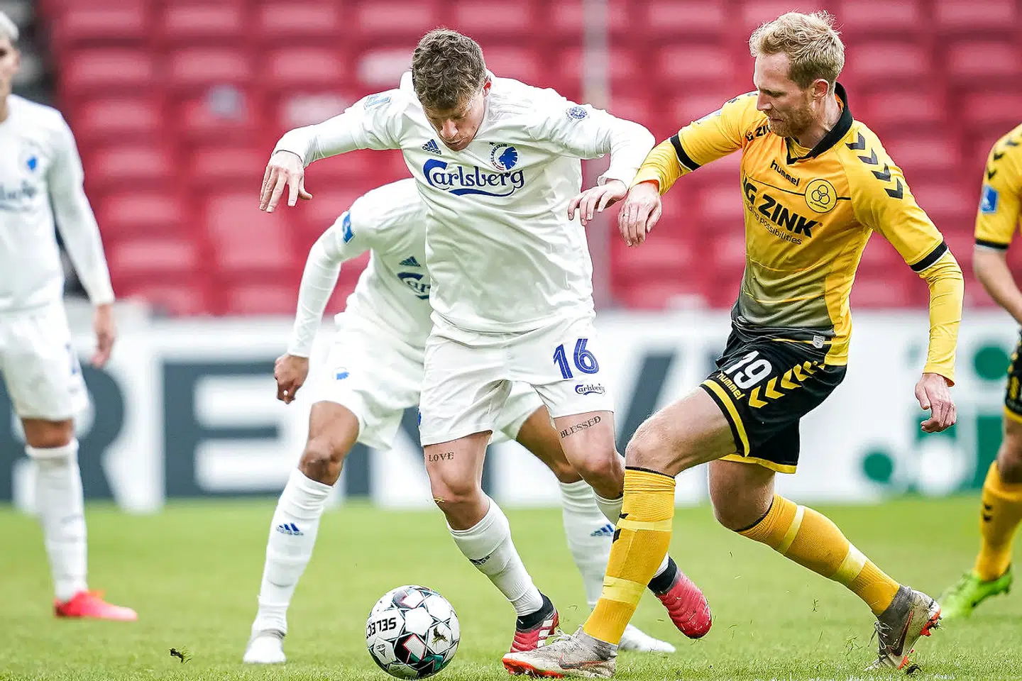 FC Københavns Pep Biel i duel med AC Horsens Jonas Thorsen under superliga-kampen mellem FC København og AC Horsens i Parken i København, søndag den 8. marts 2020. Kampen ender 1-0 til AC Horsens.