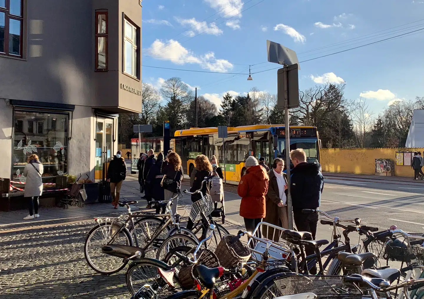Der er kø til at købe fastelavnsboller flere steder. Her er det ved Lagkagehuset.