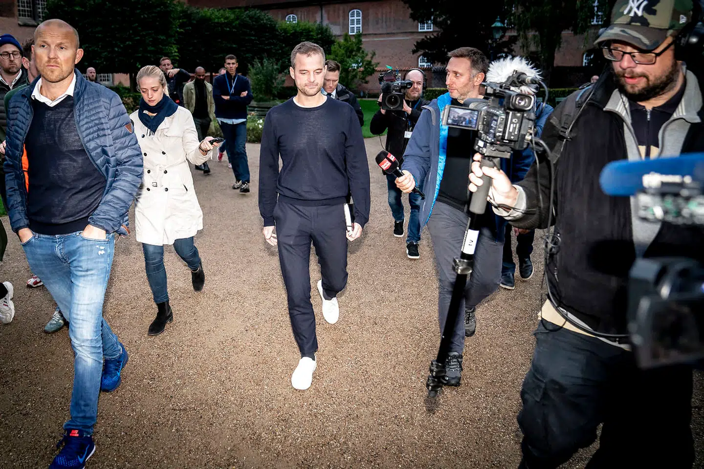 Morten Østergaard på vej hen mod Christiansborg efter foran Den Sorte Diamant at have meldt sin afgang.