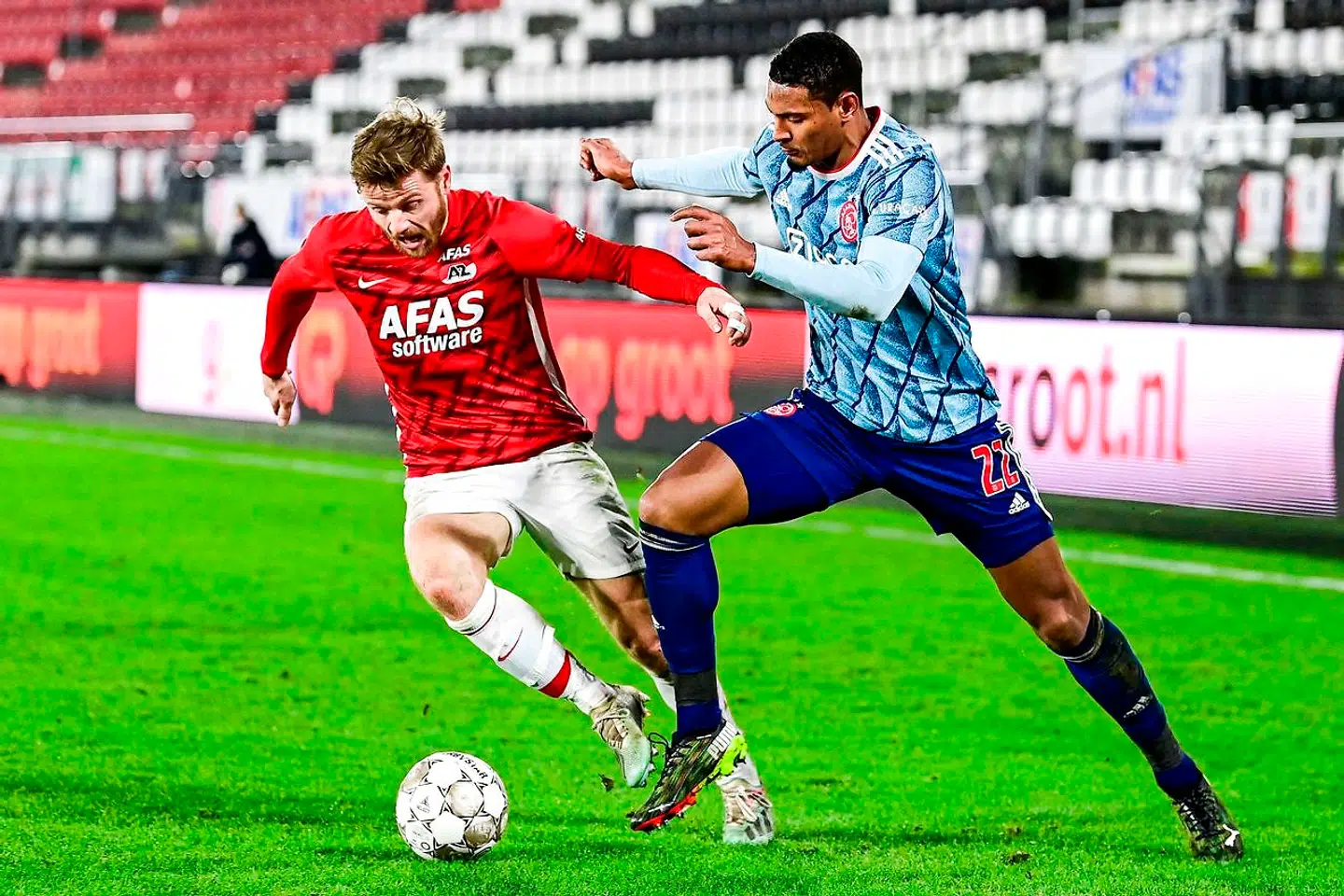Ajax har simpelthen glemt at indregistrere Sebastien Haller (th.), der kostede 170 millioner kroner, til Europa League.