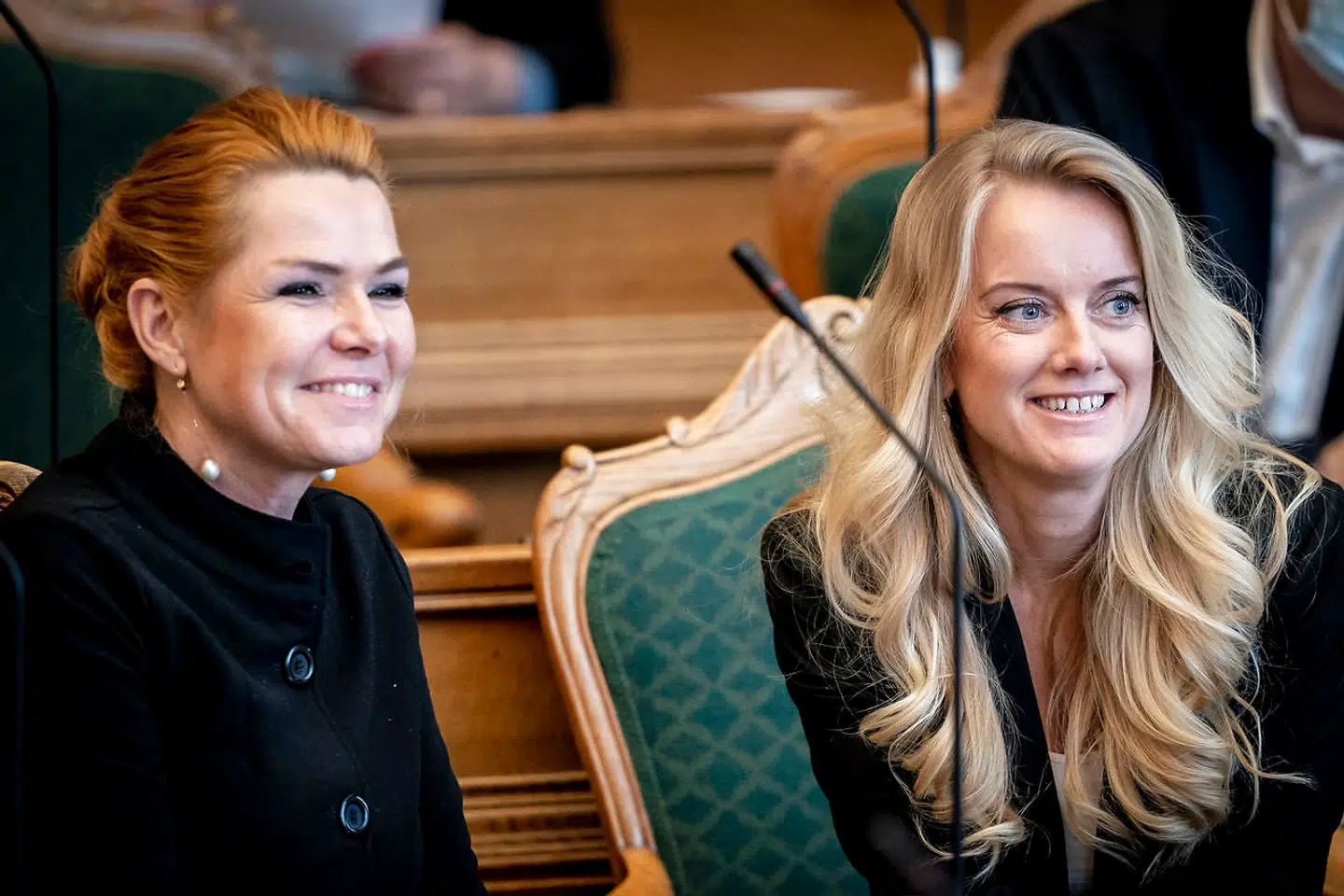 Inger Støjberg (V) og Pernille Vermund (NB) under sidste behandling af forslag til folketingsbeslutning om rigsretstiltale mod den tidligere udlændinge- og integrationsminister Inger Støjberg (V) i Folketingssalen på Christiansborg i København 2. februar 2021. (Foto: Mads Claus Rasmussen/Ritzau Scanpix)
