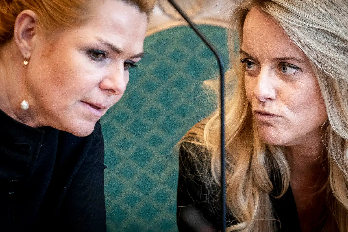 Pernille Vermund (NB) og Inger Støjberg (V) under sidste behandling af forslag til folketingsbeslutning om rigsretstiltale mod den tidligere udlændinge- og integrationsminister Inger Støjberg (V) i Folketingssalen på Christiansborg i København, tirsdag den 2. februar 2021.. (Foto: Mads Claus Rasmussen/Ritzau Scanpix)