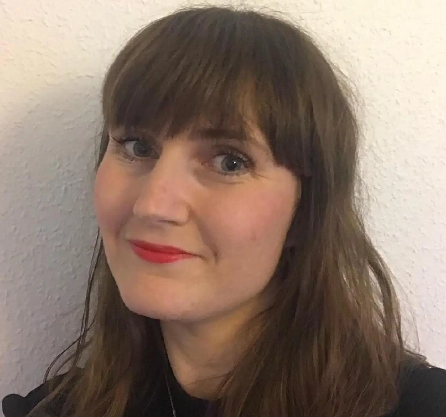 Birgitte Halkjær Storgaard arbejder selv som jordemoder, og så er hun forkvinde for Forældre og Fødsel. Hun mener, at det skal gøres op med en kultur, der minder om en voldtægtskultur på fødegangene.