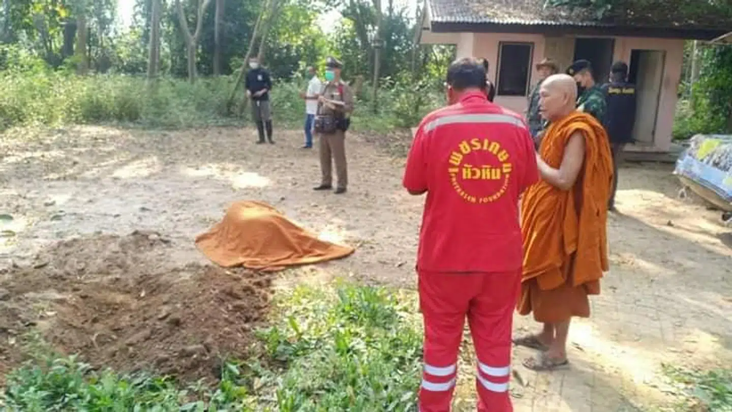 Den døde mand er dækket til.