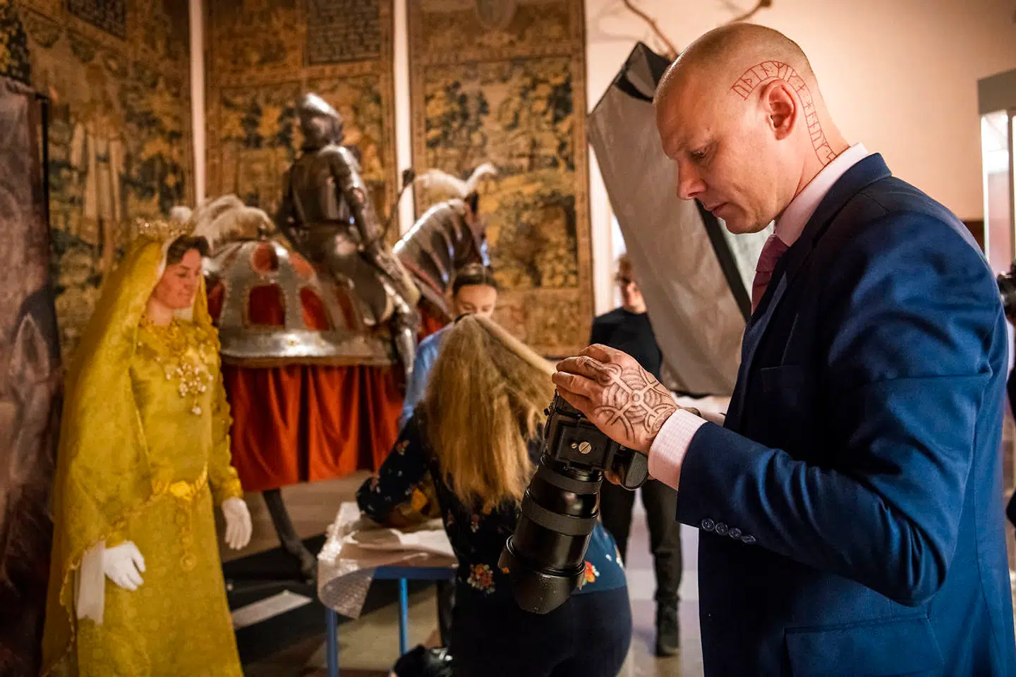 Ovenpå den omdiskuterede vikingeudstilling på Nationalmuseet kastede Jim Lyngvild sig straks over en ny udstilling - Den danske kongerække. Jim Lyngvild fotografere model som Dronning Margrethe med det omstridt horn - "Det Norske Kongehorn".