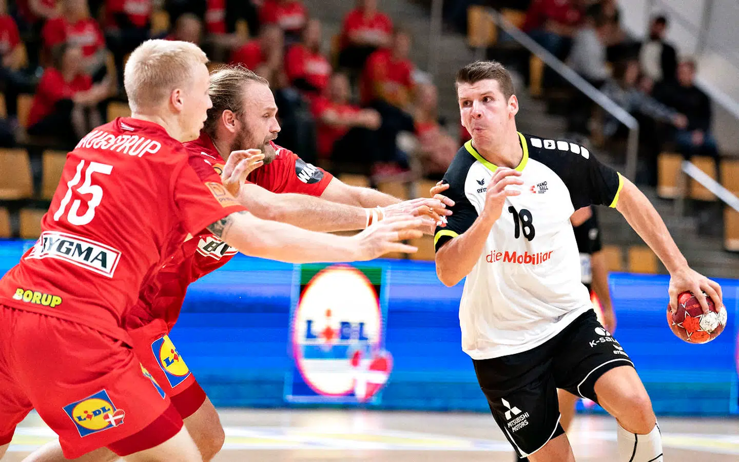 Dimitrij Küttel (th.) var i aktion for Schweiz mod håndboldherrerne så sent som i november.