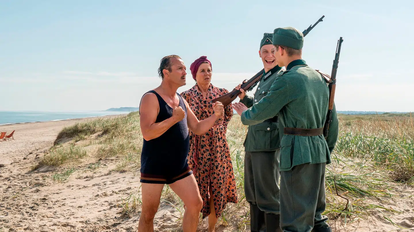 Fra sæsonpremieren på ottende sæson af 'Badehotellet', hvor grosserer Georg Madsen og fru Therese Madsen (Lars Ranthe og Anne Louise Hassing) er i konfrontation med tyske soldater på stranden. (Mike Kollöffel / TV 2)