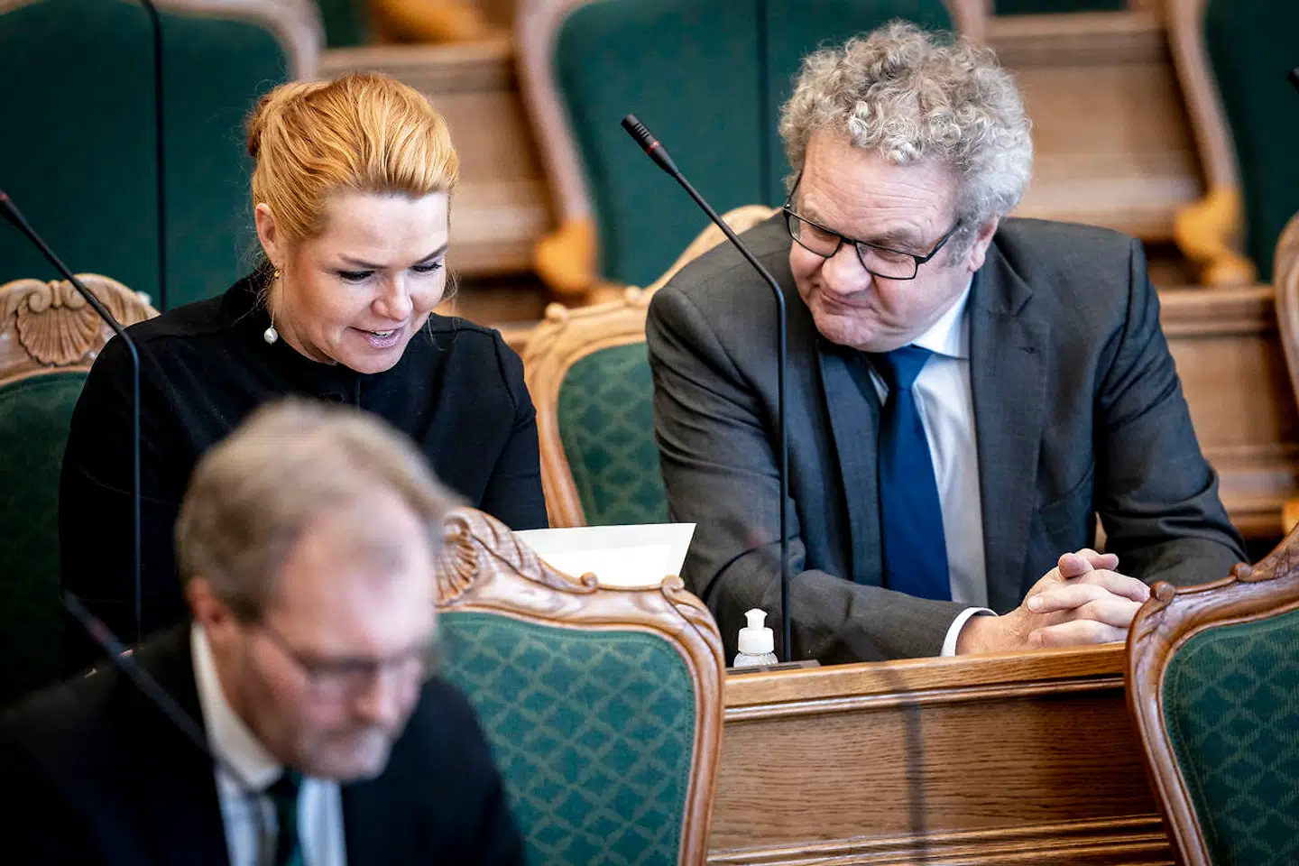 Flere af Inger Støjbergs støtter satte sig ved siden af hende undervejs. Her er det Preben Bang Henriksen fra Venstre, som selv er en af de ni Venstre-folk, som stemte mod en rigsret.