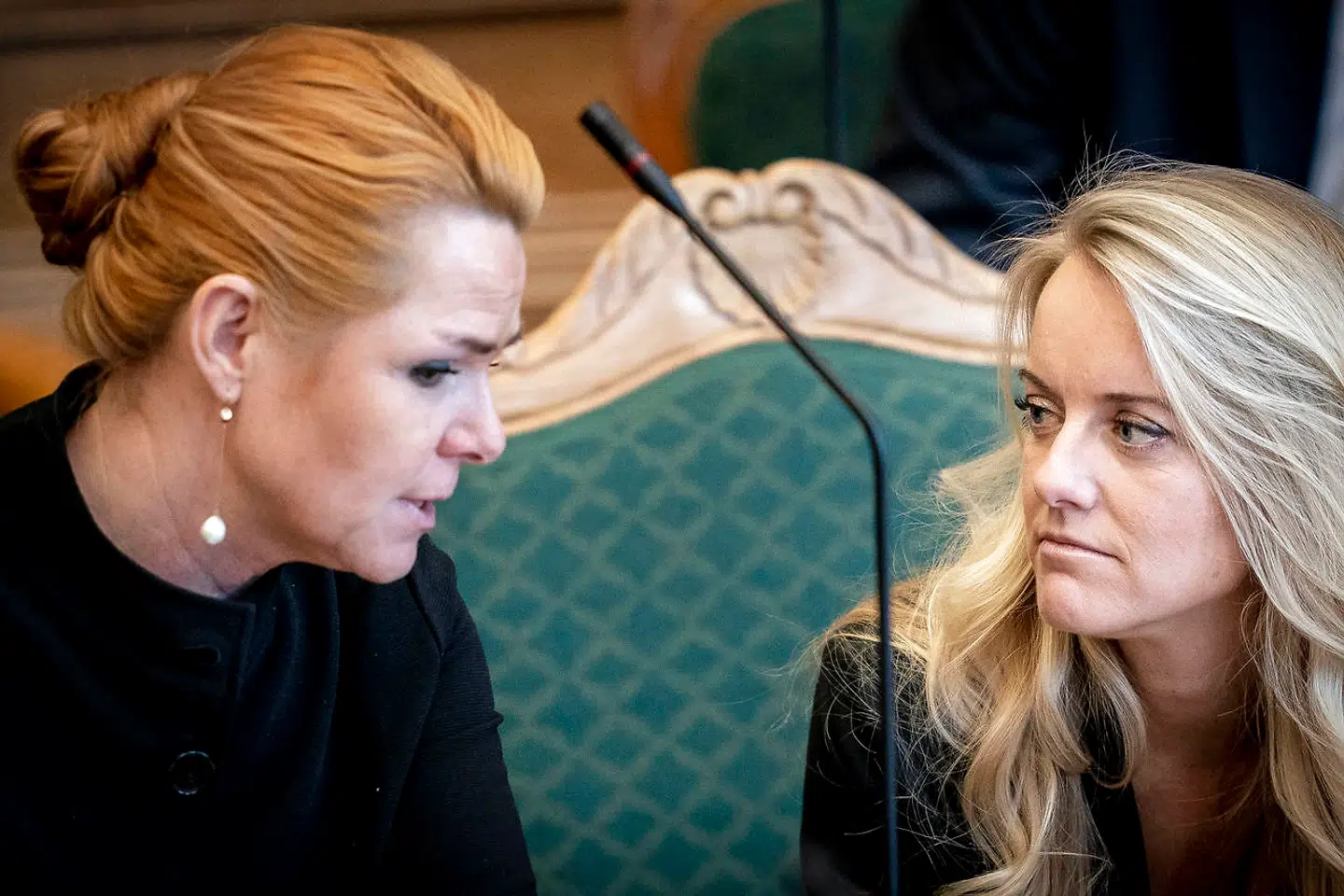 Inger Støjberg (V) og Pernille Vermund (NB) taler sammen under debatten. De to politikere er nære veninder privat og Vermund har under hele forløbet været en af Støjbergs varmeste støtter.