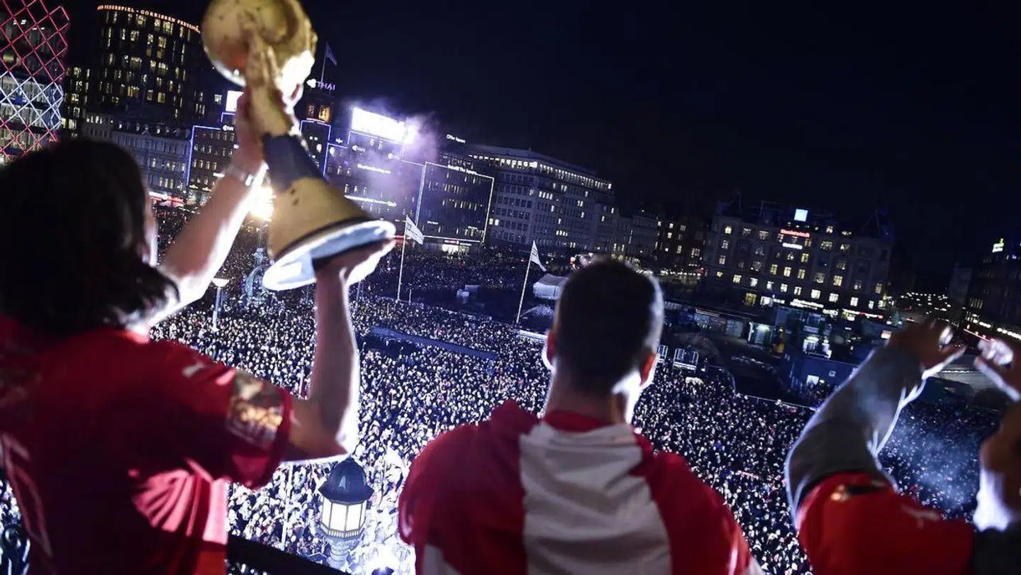 Håndboldherrerne med VM-trofæet på Rådhuspladsen i 2019. Fejringen af verdensmesterskabet bliver i år uden fans. Foto: Mads Claus Rasmussen/Ritzau Scanpix