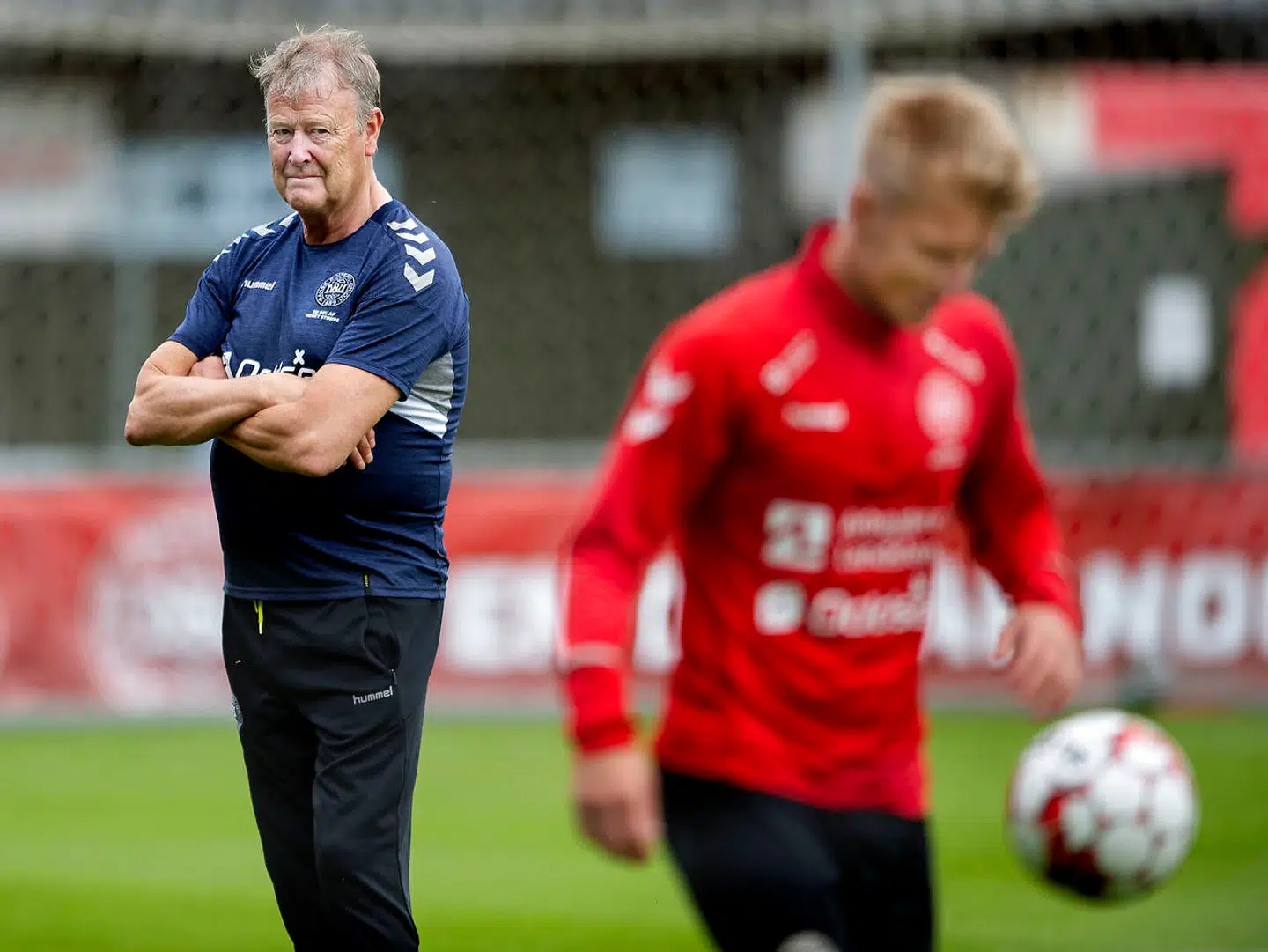 Åge Hareide observerer Daniel Wass til en landsholdstræning i juni 2019.