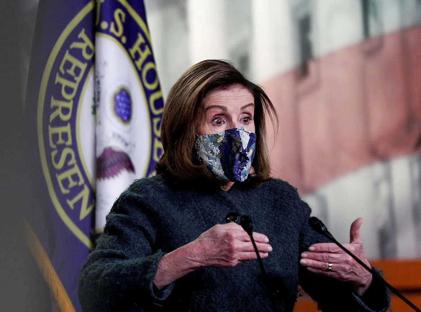 'Fjenden bor nu iblandt os,' advarer demokratisk flertalsleder Nancy Pelosi fra talerstolen i Repræsentanternes Hus.