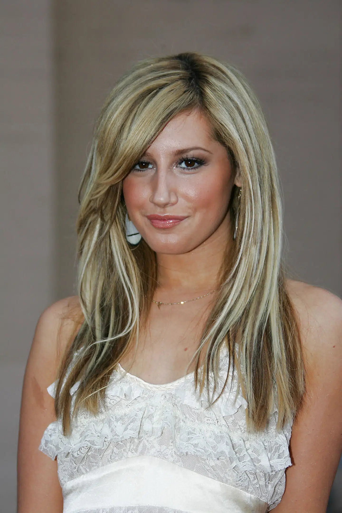 US actor Ashley Tisdale arrives for the American Music Awards at the Shrine Auditorium in Los Angeles, 21 November 2006. AFP PHOTO / Robyn Beck ROBYN BECK / AFP