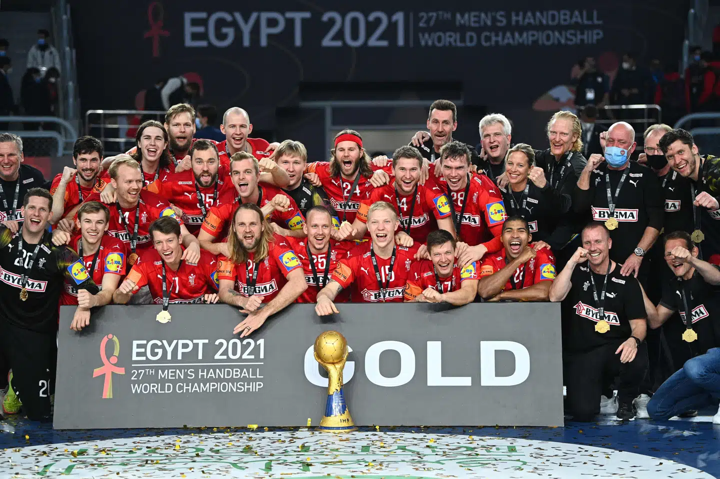 Danmark fik overrakt pokal og guldmedaljer efter finalesejren på 26-24 over Sverige. Anne-Christine Poujoulat/Ritzau Scanpix