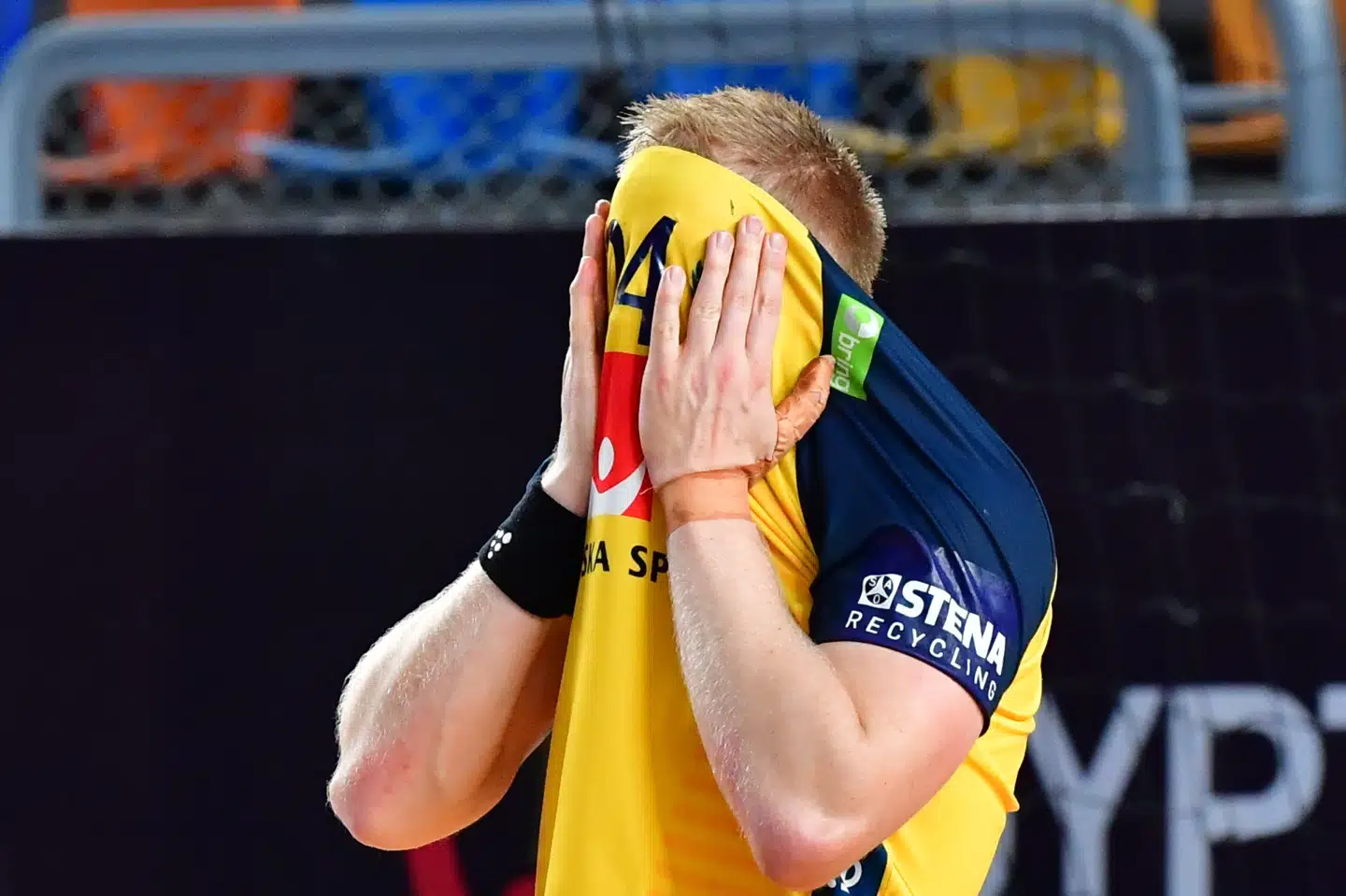 Jim Gottfridsson skjuler ansigtet i skuffelse efter Sveriges finalenederlag til Danmark. 10030 Jonas Ekströmer/Tt/Ritzau Scanpix