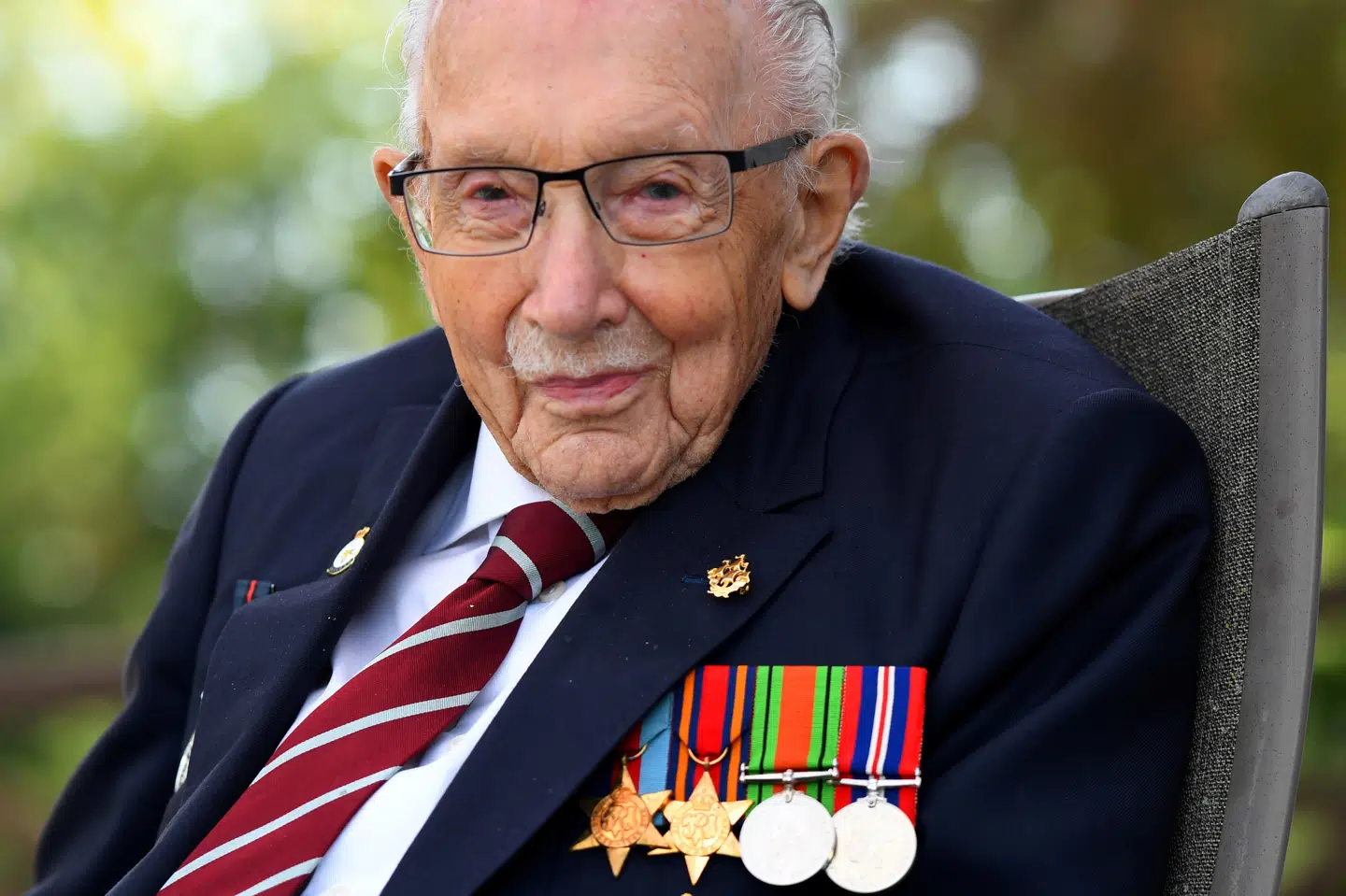 Den 100-årige krigsveteran Tom Moore i sit hjem i Milton Keynes i september. Han blev slået til ridder i juli sidste år, efter han havde indsamlet et beløb svarende til godt en kvart milliard kroner til det britiske sundhedsvæsen. Dylan Martinez/Reuters