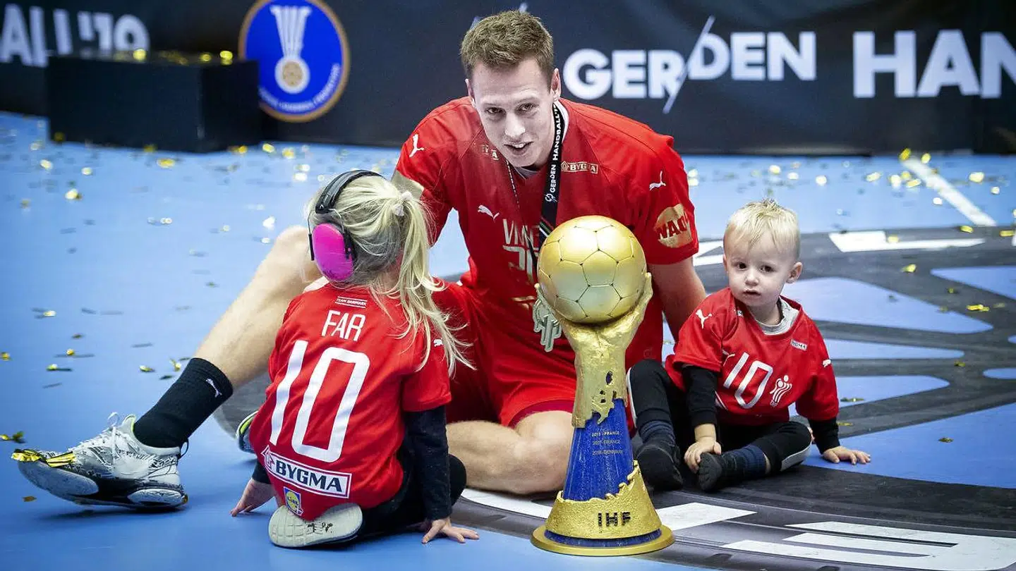 Nikolaj Markussen med VM-pokalen efter finalesejren over Norge i 2019.