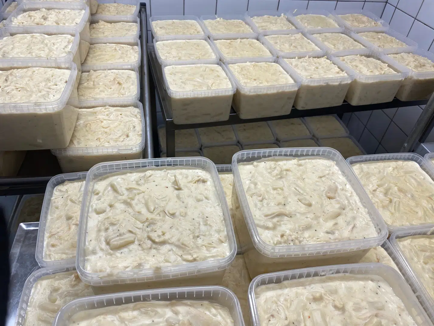 Tarteletfyldet blev solgt i plastikbøtter og sendt ud til kunder over hele landet.