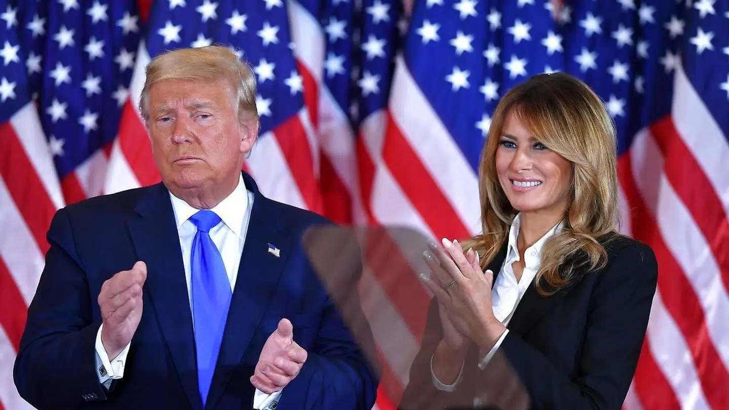 Et billede af Melania og Donald Trump under slutspurten af valget. (Photo by MANDEL NGAN / AFP)