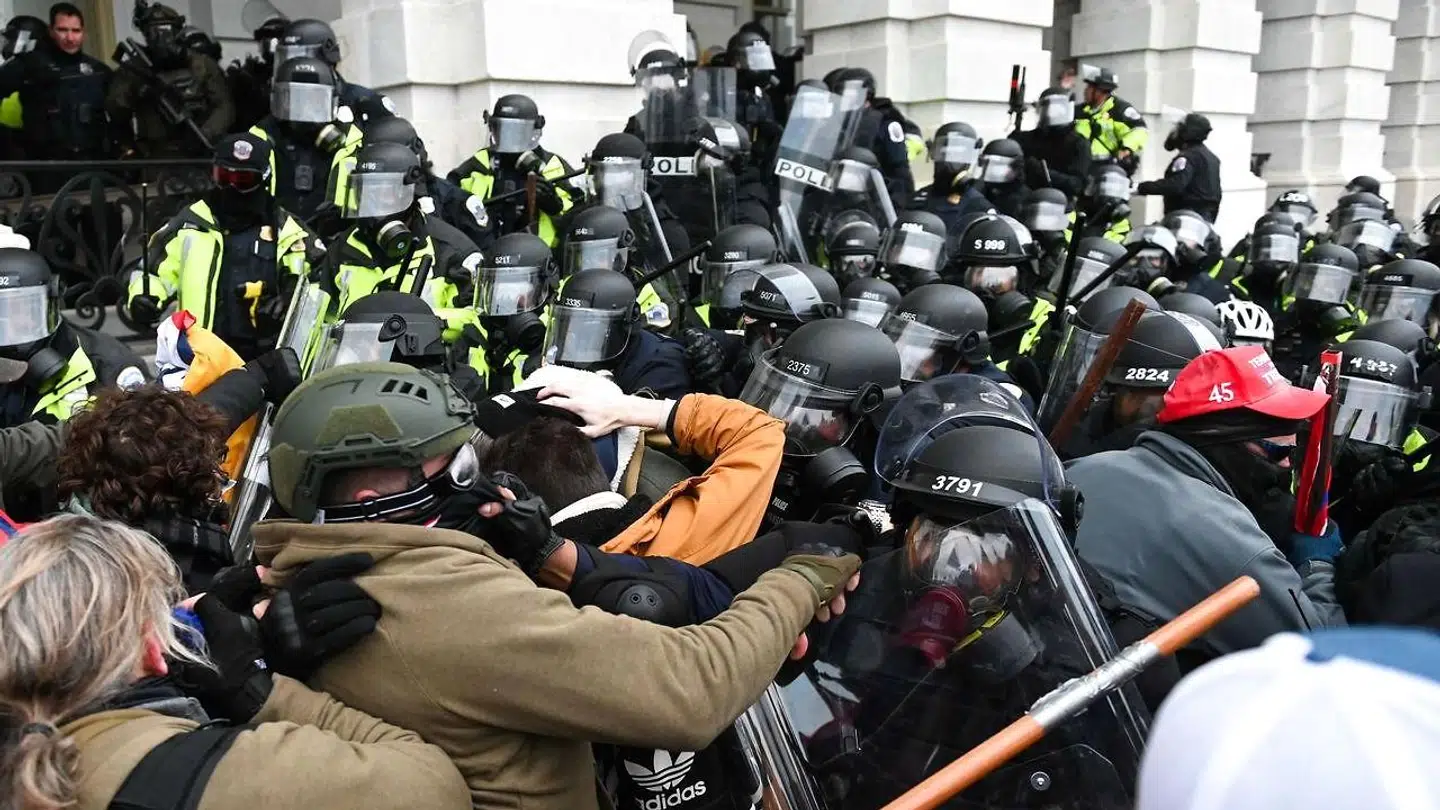 Det er fortsat uklart, hvorvidt 'bombemanden' har tilknytning til optøjerne i Washington.