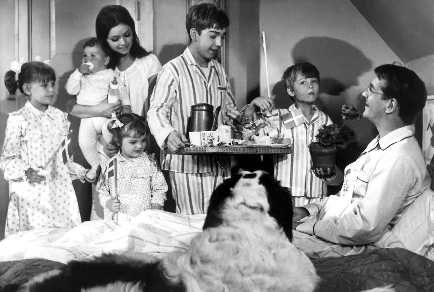 Pusle Helmuth blev kendt som lillesøster i »Min søsters børn«. Her er det fra 1966 med bl.a. Sonja Oppenhagen, Jan Priiskorn Schmidt, Vibeke Houlberg, Michael Rosenberg, Lars Madsen og Axel Strøbye. Hendes egen far var langt mindre til stede i hendes liv.