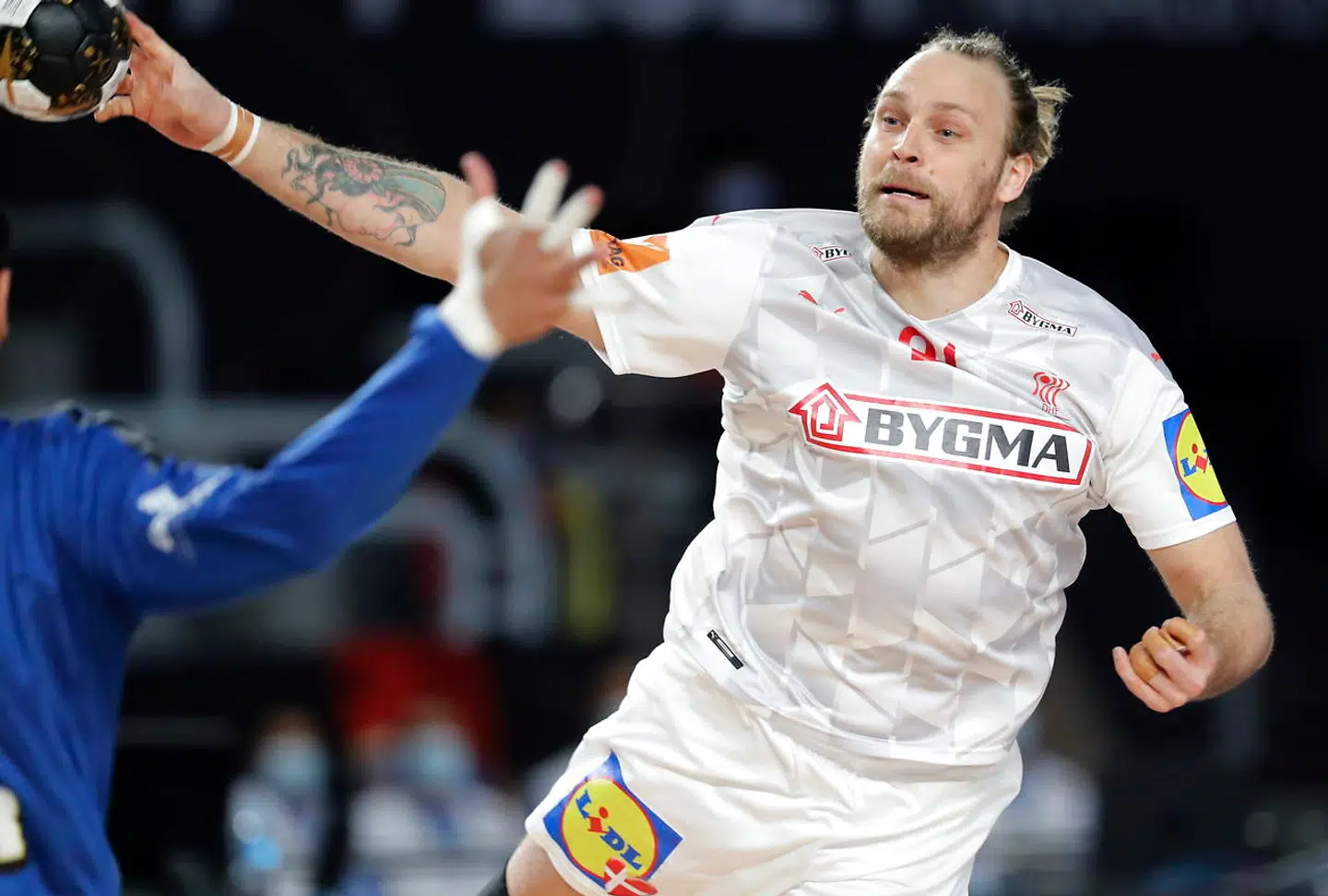 epa08969038 Denmark's Henrik Mollgaard Jensen in action during the quarter final match between Denmark and Egypt at the 27th Men's Handball World Championship in Cairo, Egypt, 27 January 2021. EPA/Mohamed Abd El Ghany / POOL
