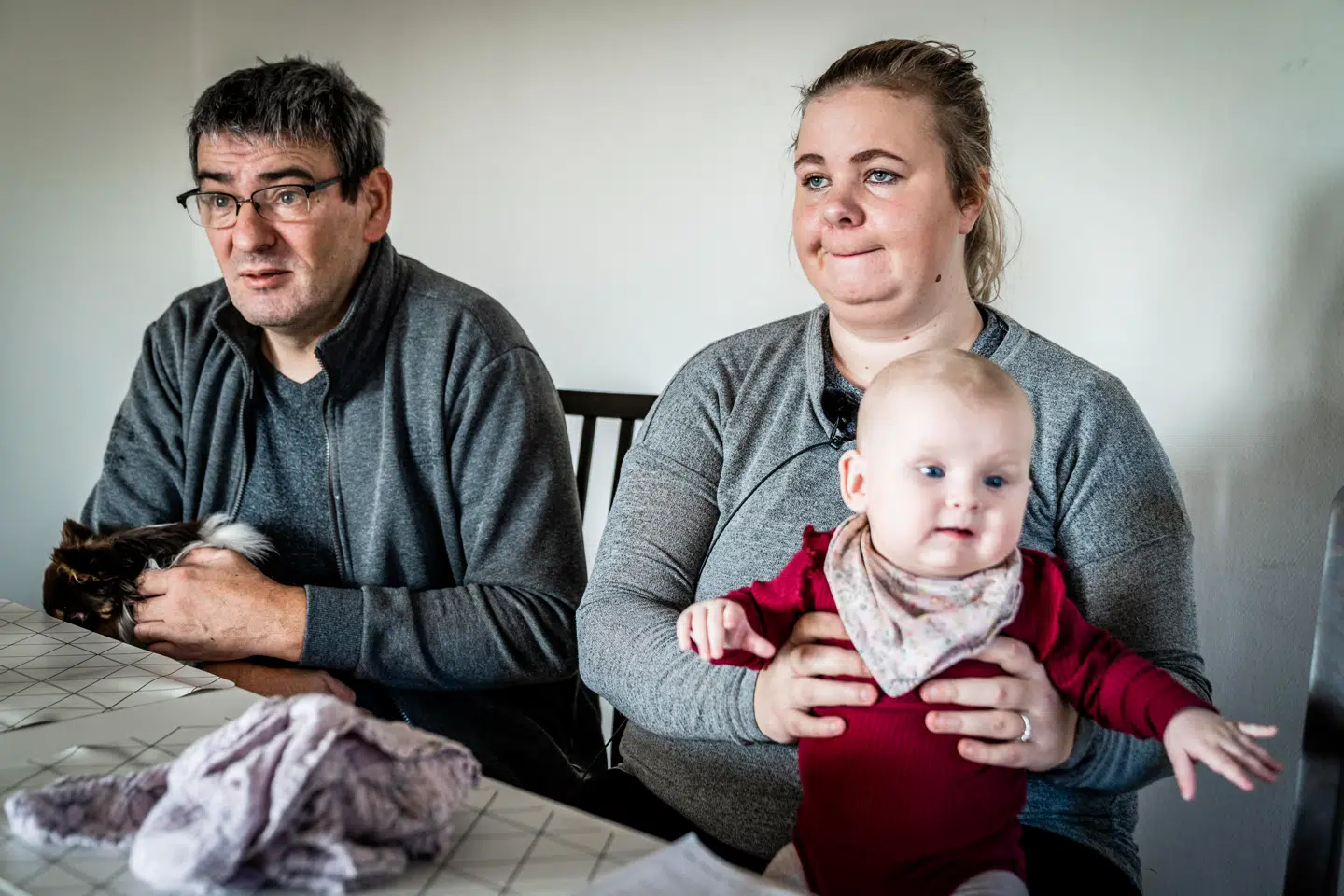 B.T. har besøgt afdøde Anja Jensens enkemand Karl Freddy Jensen, datteren Cecillie Wichmann og hendes yngste barnbarn Nora Anja Wichmann i den lille by Trustrup lidt uden for Grenaa på Djursland. Her fortæller de om vagtlæges svigt af Anja Jensen, der var ramt af blodprop. Foto: Rasmus Laurvig/ Byrd
